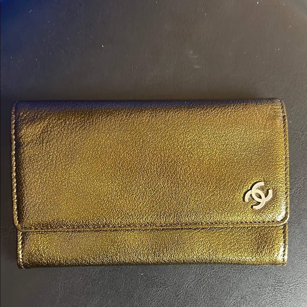 CHANEL Metallic green/gold wallet with snap closure